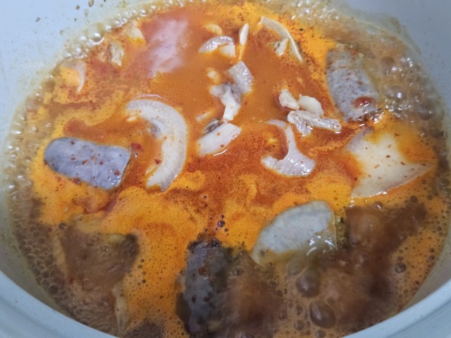 냄비로 조리하는 사진