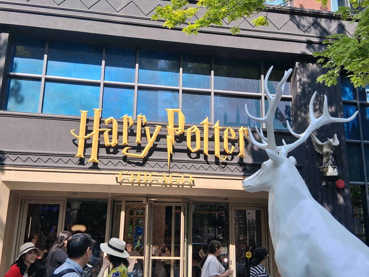 시카고 해리포터 스토어 외관과 흰색 사슴 조형물