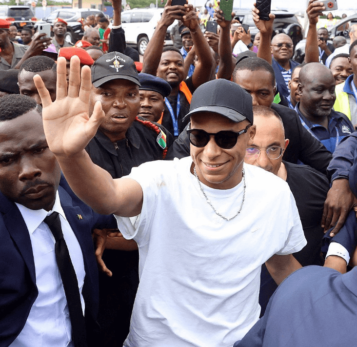 팬들에게 둘러싸인 음바페