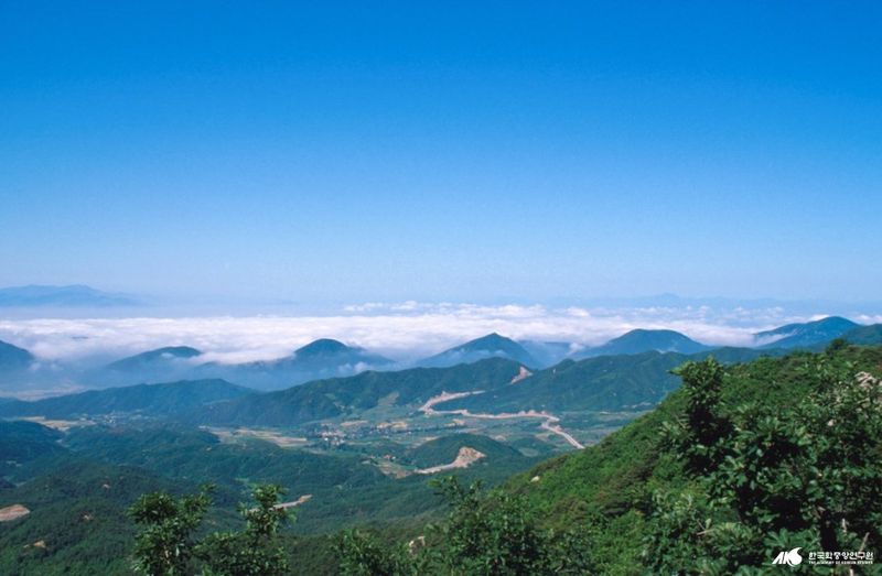 대구 근교산행 추천 구매 체크리스트 관련 참고 이미지: 산 위에서 촬영한 능선 전망 사진. 여러 개의 산봉우리가 연이어 보이고, 계곡에는 안개 또는 구름이 흐르고 