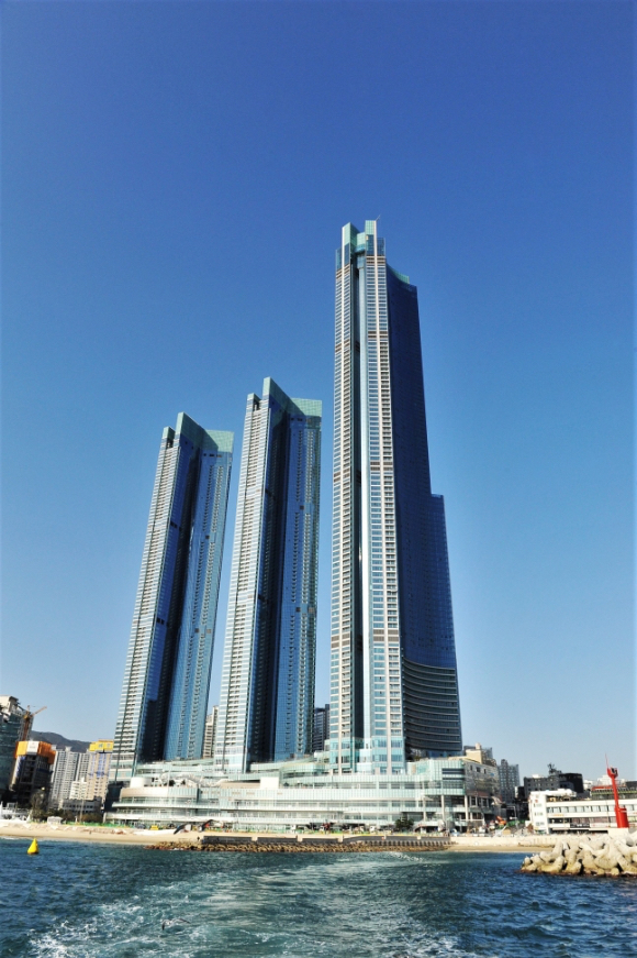 지난 15일 부산 해운대 초고층빌딩 엘시티 99층에서 낙하산을 타고 뛰어내린 뒤 사라진 남성 2명 중 1명이 미국인 유튜버인 것으로 확인됐다. 사진은 부산 해운대구 중동 초고층 주상복합 아파트 엘시티 전경. [사진=엘시티PEV]