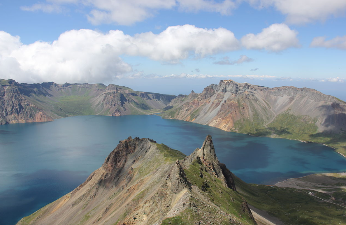 백두산 위의 물 웅덩이 백록담의 사진