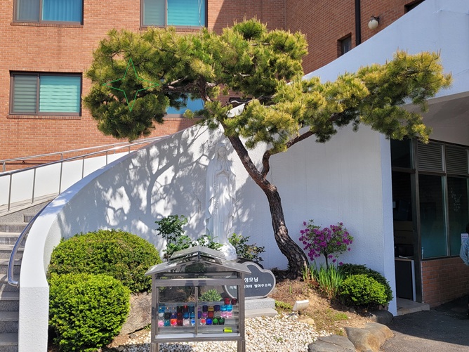 서천성당 성모동산 사진입니다.