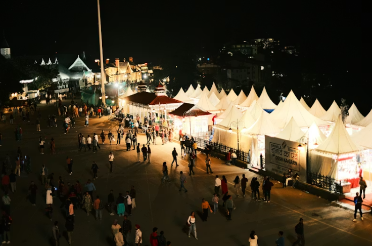 야간에 열린 지역 축제에서 시민들이 흰색 천막 부스를 둘러보며 문화행사를 즐기고 있는 모습