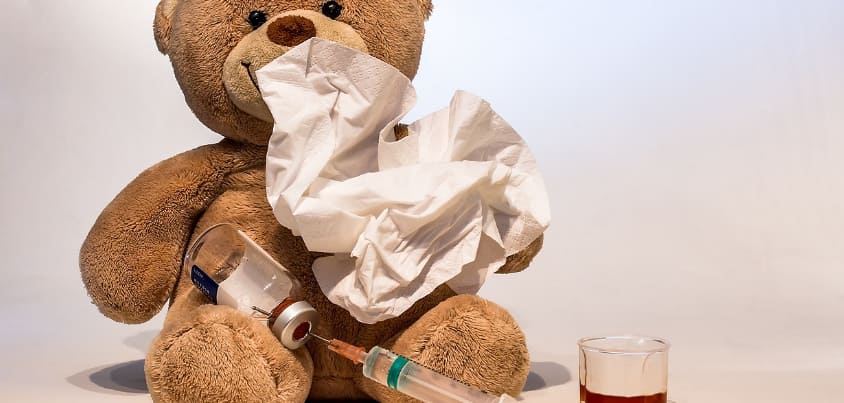 화장지를 들고 있는 인형