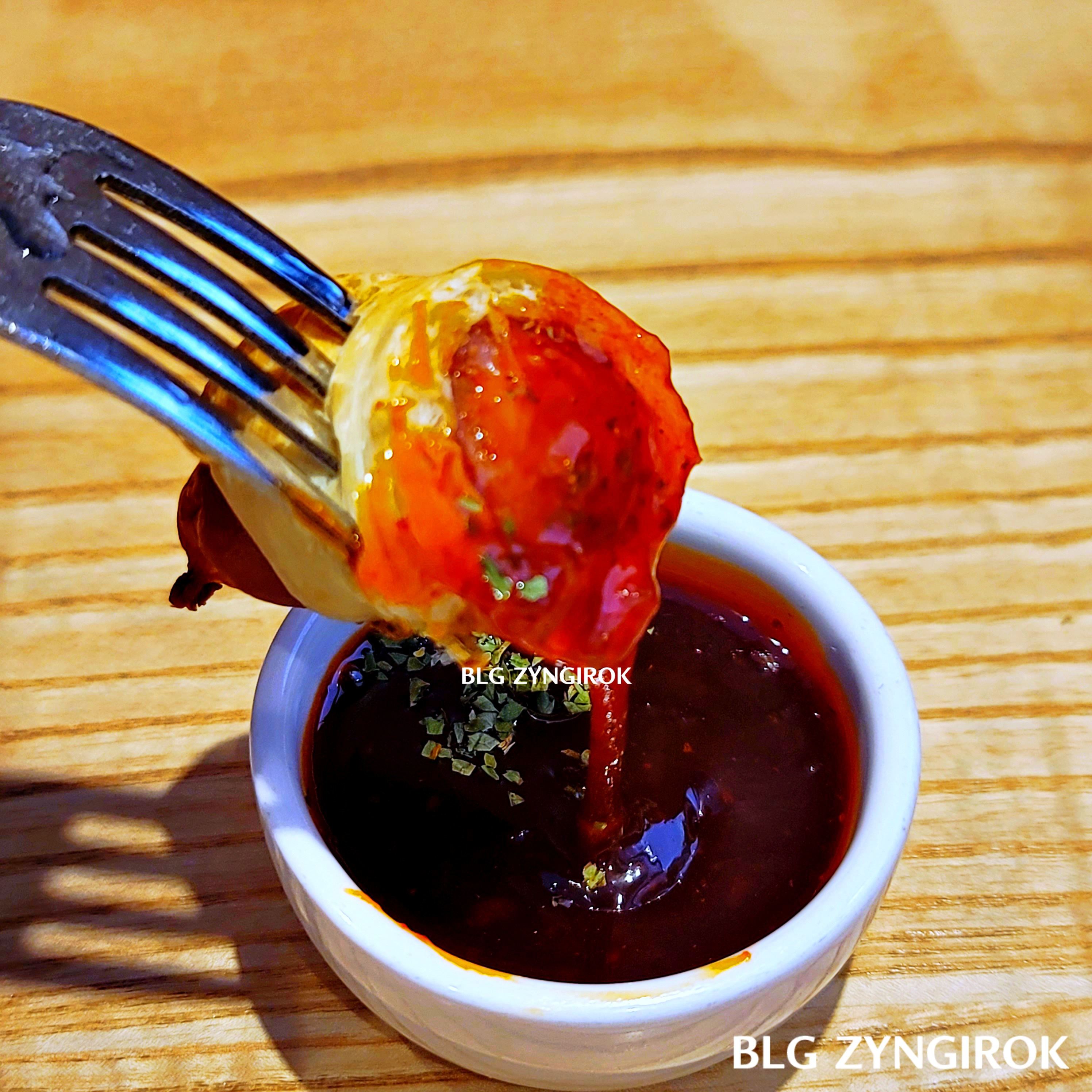 떡꼬치 도그 프레즐 소스를 찍는 모습이다.