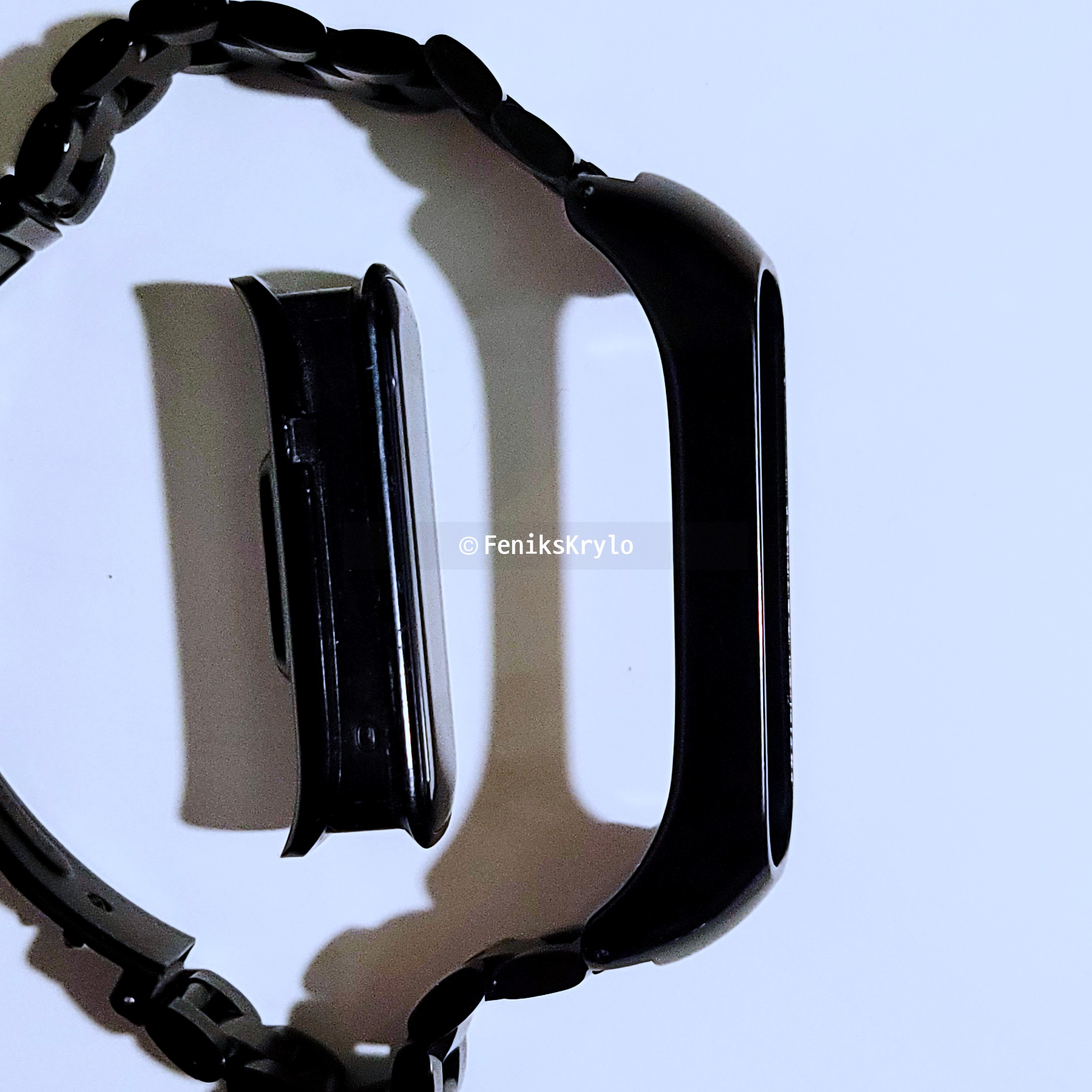 갤럭시핏2-본체가-스트랩-안쪽에-놓여있다.