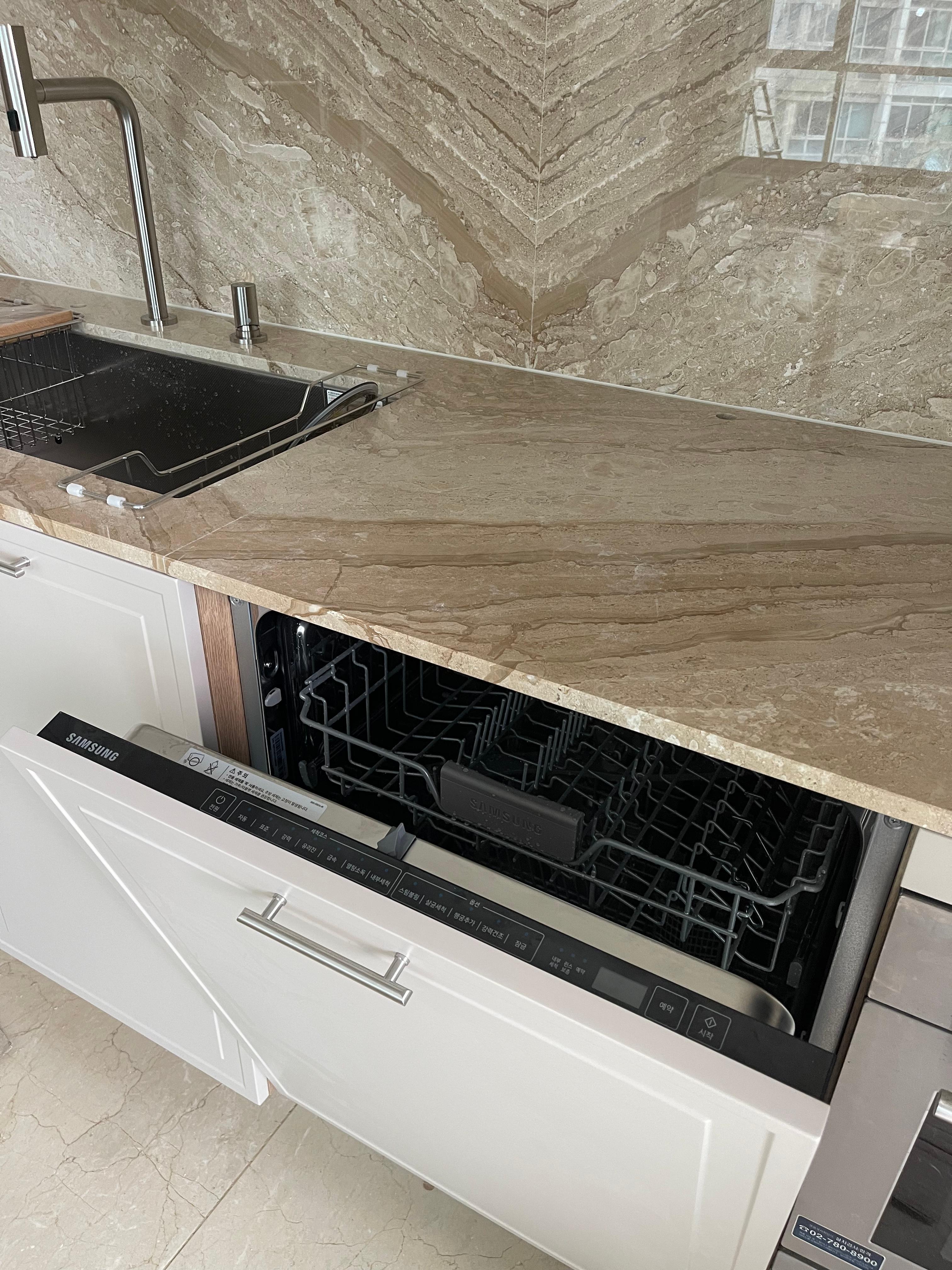 반셀프인테리어, 인테리어, 키친, 키친리모델링, 캐비넷, 대리석상판, 디아노임페리얼, 후드일체형인덕션, 아일랜드, 브론즈경, 빌트인가전, 빌트인식기세척기, 폭포수전, 보탬주방, 을지로