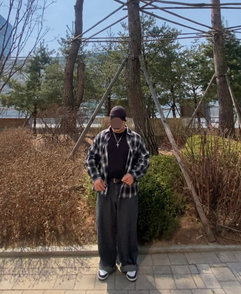 데일리룩('26. 3. 22.)반스 밀포드비니, 빈티지 십자가목걸이, 리메인세컨드 체크셔츠, 무신사스탠다드 티셔츠, 유니클로 벨트, 그리너리크리드 데님팬츠, 나이키 덩크로우 돌고래