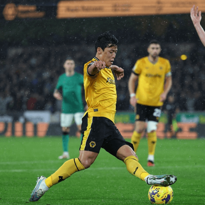 공을 드리블하는 황희찬