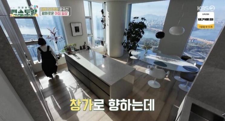 윤유선 집 주방 전경│깔끔하게 정돈된 주방과 식탁 공간