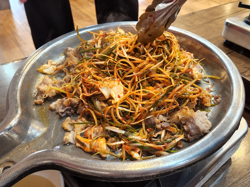 우삼겹_위에_올린_파채