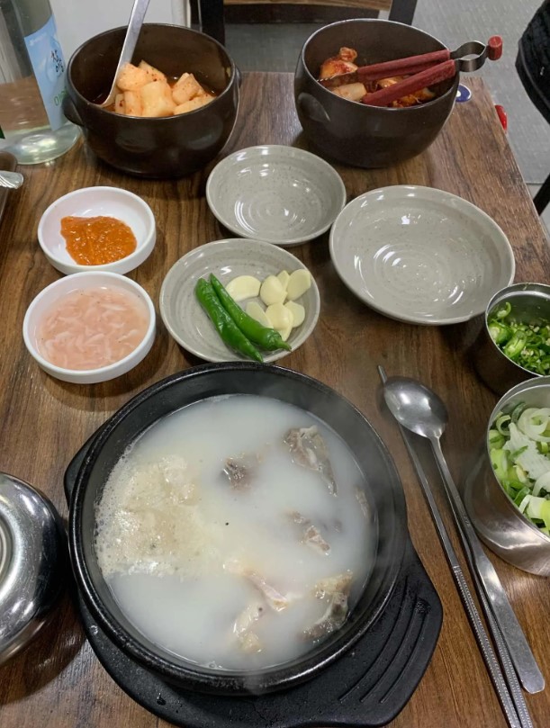 사골 육수에 머릿고기가 듬뿍 들어가 있는 순대국