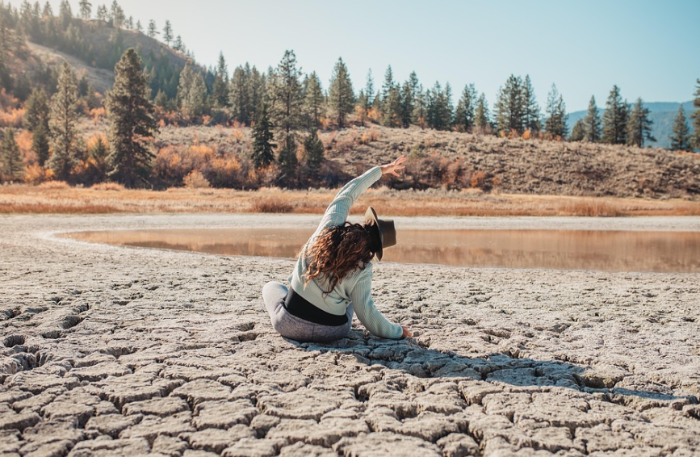 자연 속에서 산욕기 체조를 하며 회복과 혈액 순환을 돕는 여성