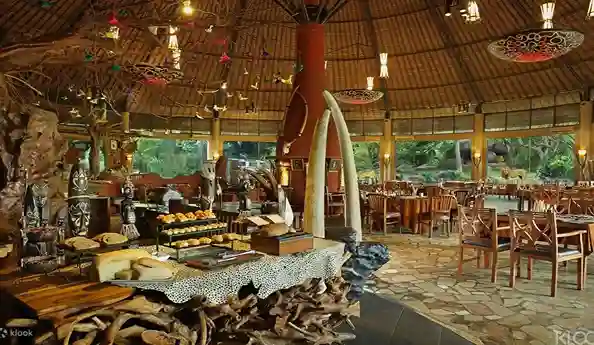 발리 사파리 파크 내 마라 리버 사파리 로지 식당 전경과 야생 동물 테마 인테리어