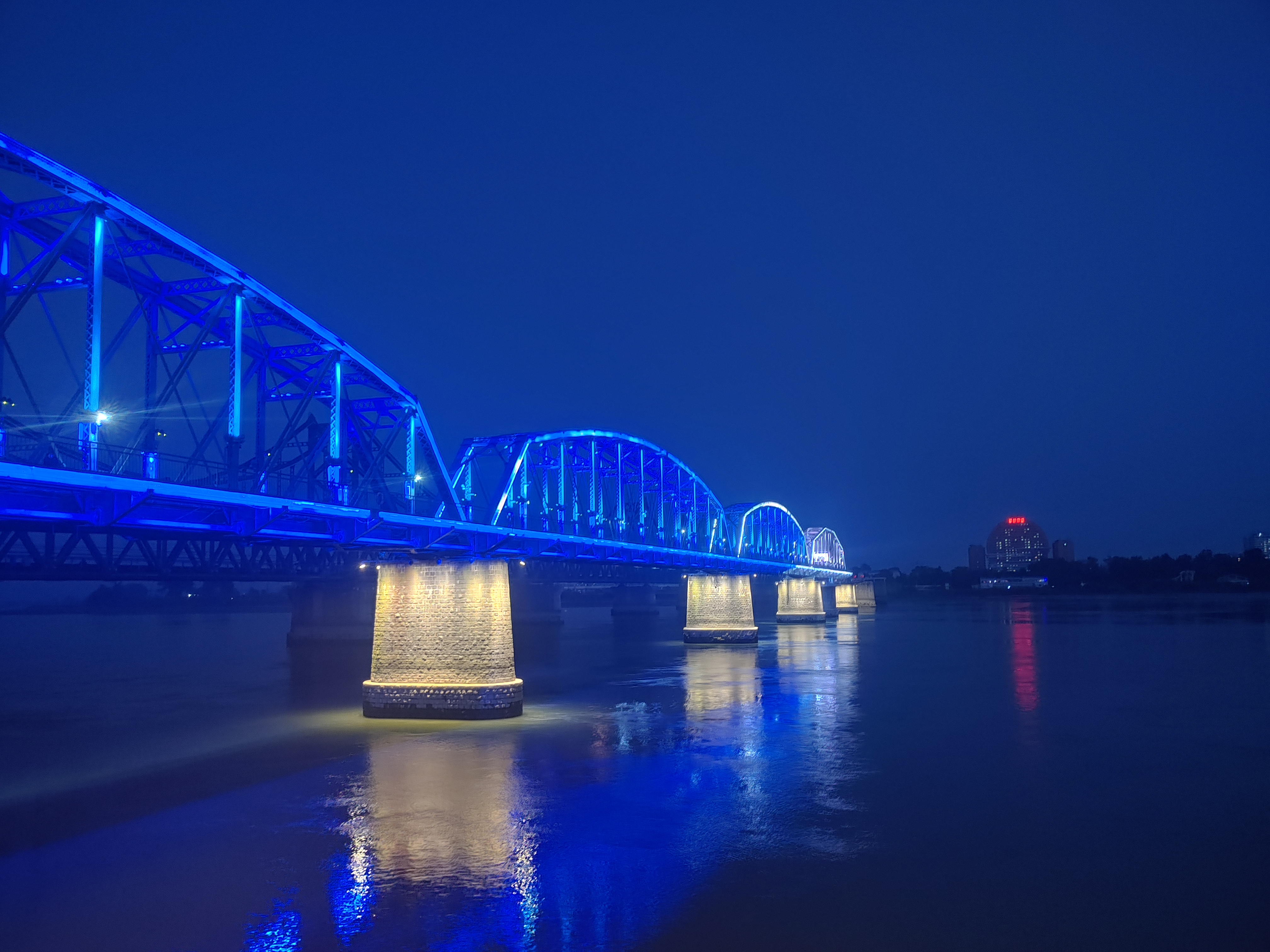 압록강 철교의 야경