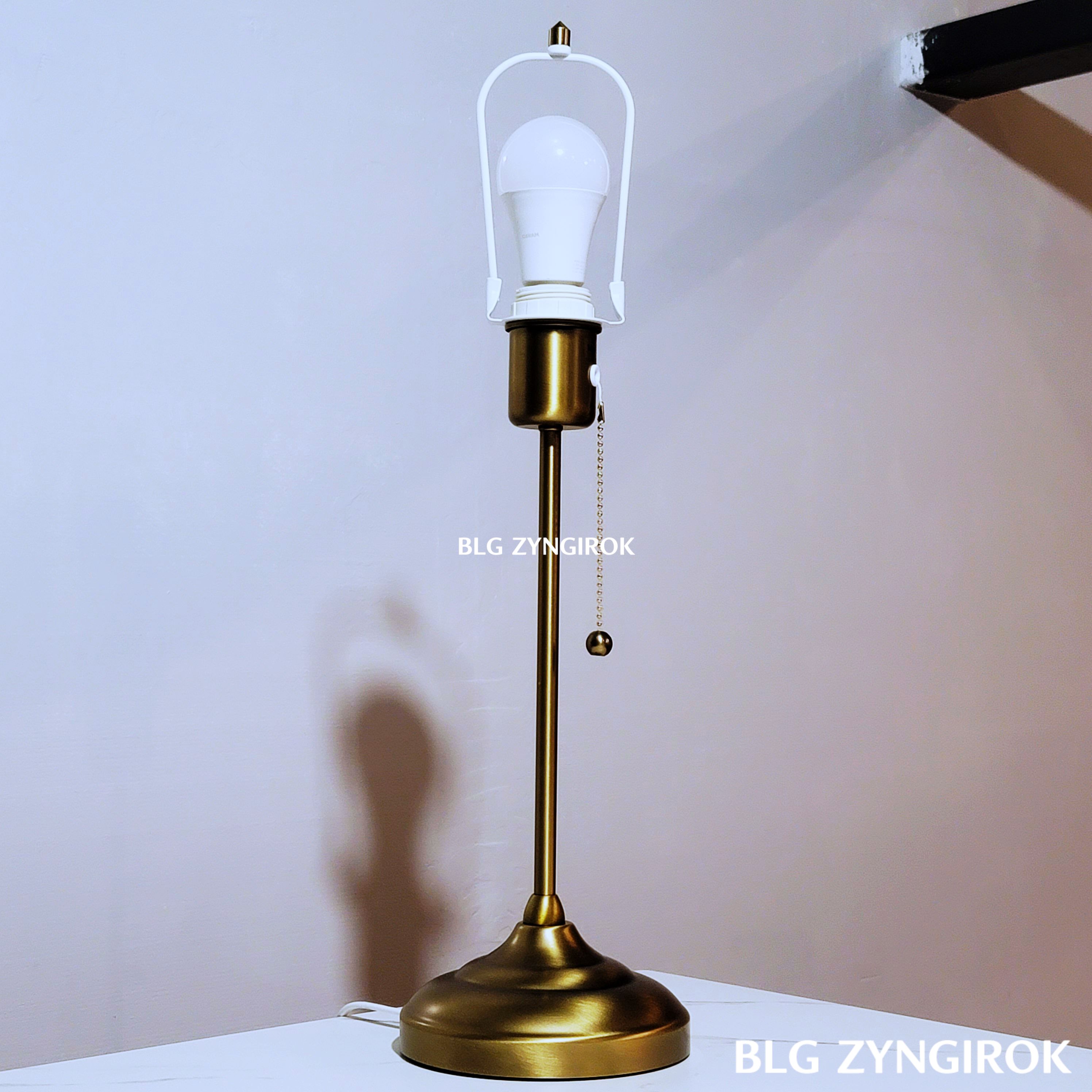 전구를-장착한-아스트리드-스탠드모습이다.