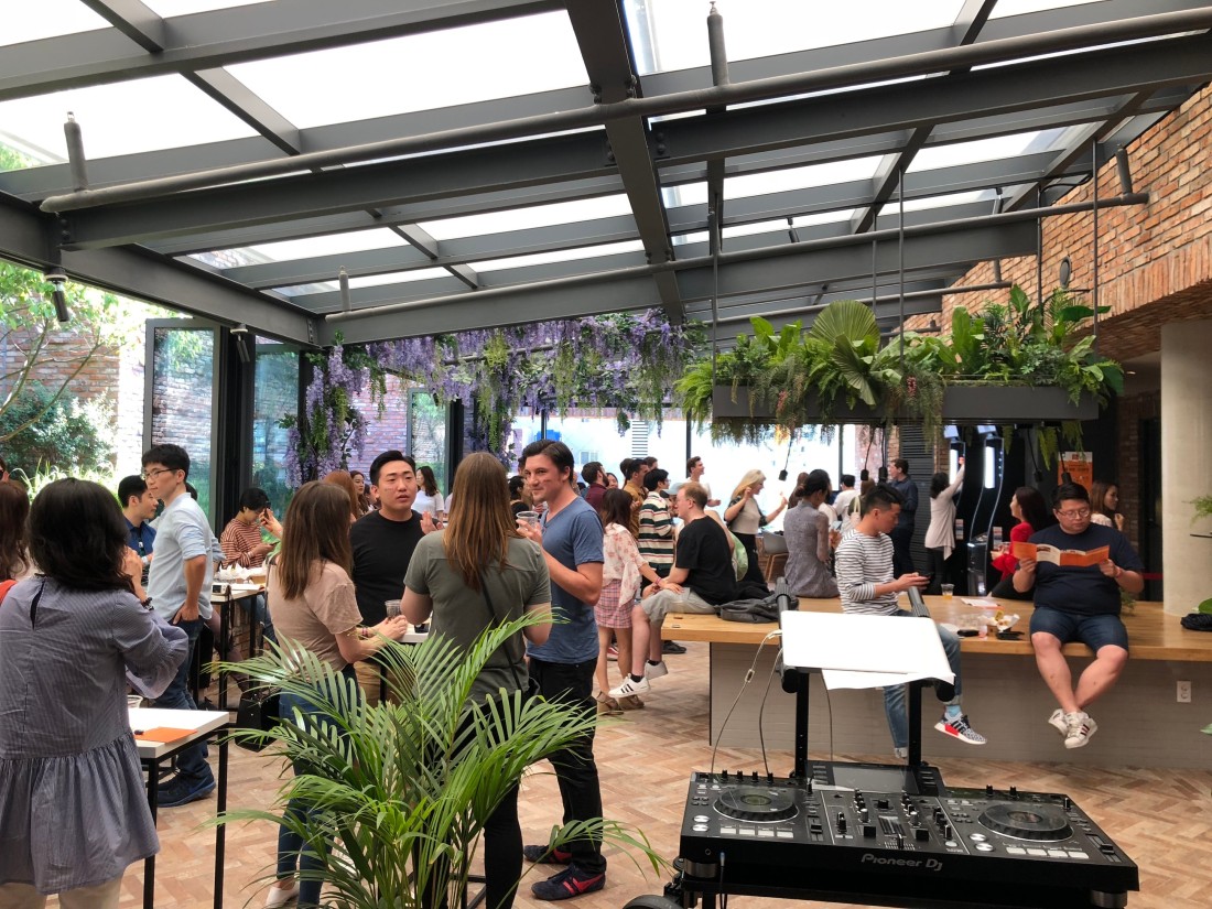 부산가을맥주축제 건물 내에서 축제를 즐기고 있는 사람들.