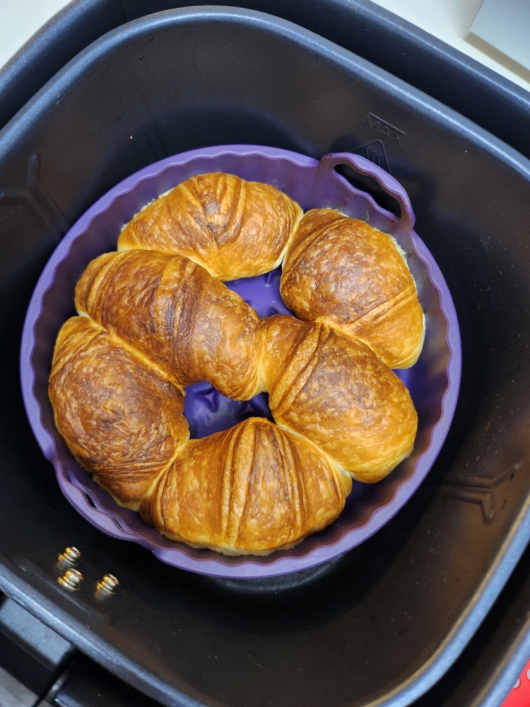 에어프라이어에 구운 크로아상 냉동 생지