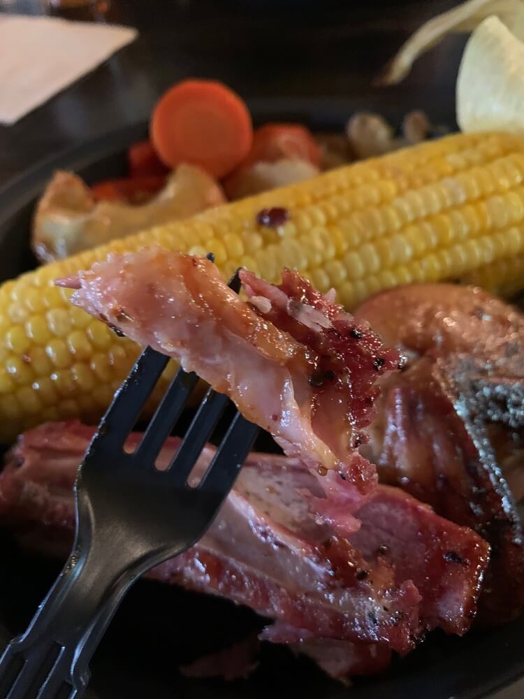 포크립 플라스틱 나이프로 써는 모습