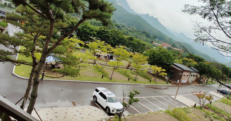 전망대에서 사이트쪽을 내려다본 모습 뒤쪽으로는 겹겹의 월악산의 능선이 수묵화 같은 기분이듬