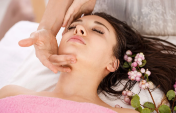 얼굴 마사지와 운동이 피부 탄력을 높이고 노화를 늦추는 과학적 원리