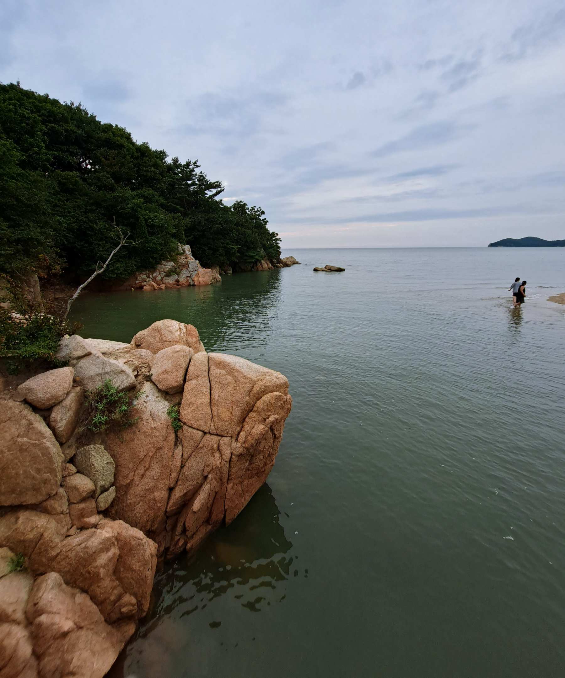 하나개 해변 만조로 잠기다