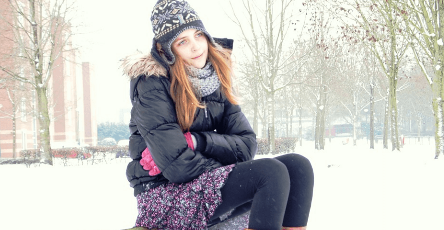 머리카락이 빠지는 이유로 추운 곳에 앉아 있는 여성