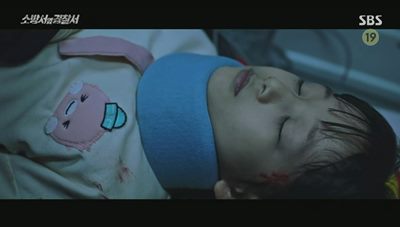 구급차로 병원으로 이송 되는 피해자 사진입니다.