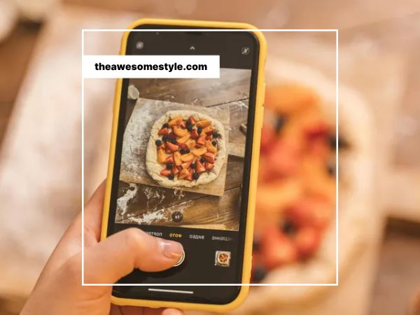 핸드폰으로 피자 광고 사진을 찍는 장면