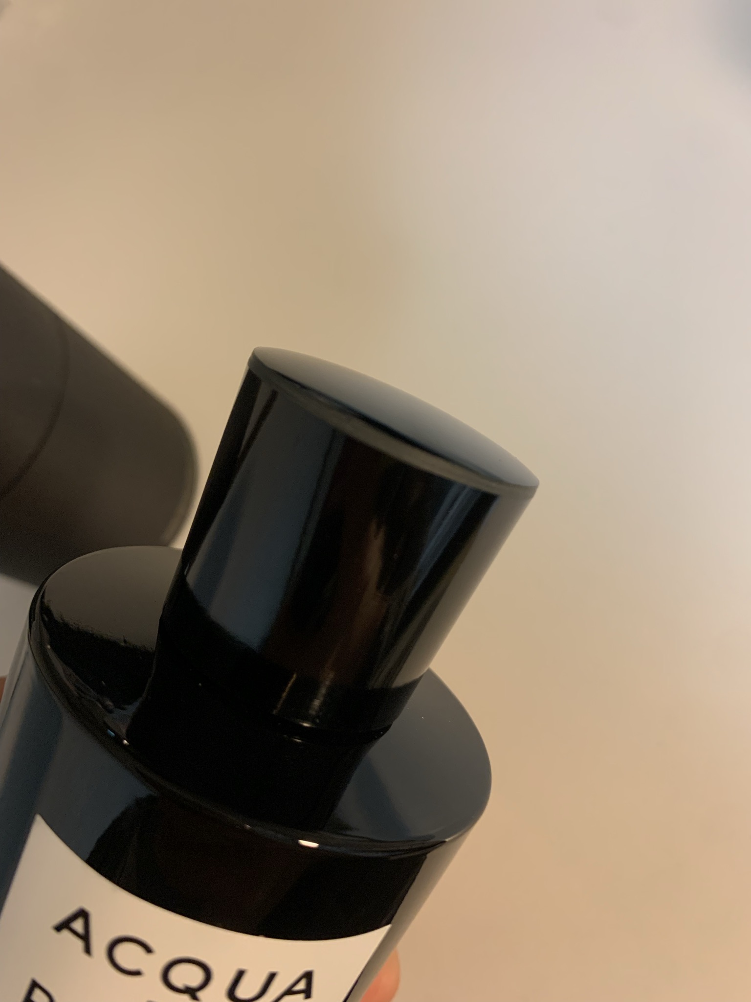 아쿠아디파르마-에센자-우디향수-시트러스우디향수-여름향수-블랙