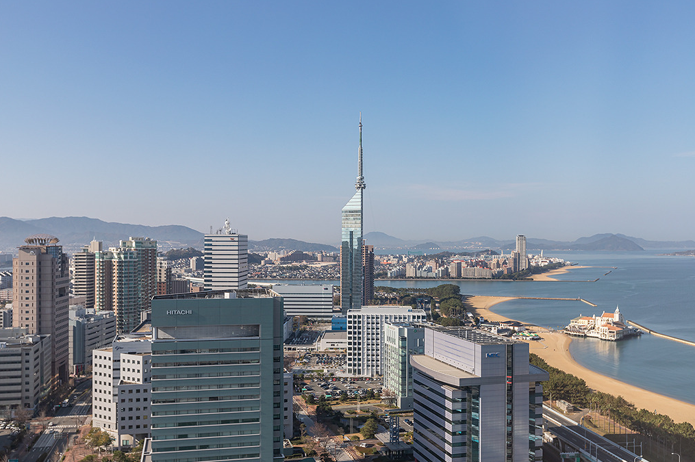후쿠오카의 상징 후쿠오카 타워와 해변의 모습