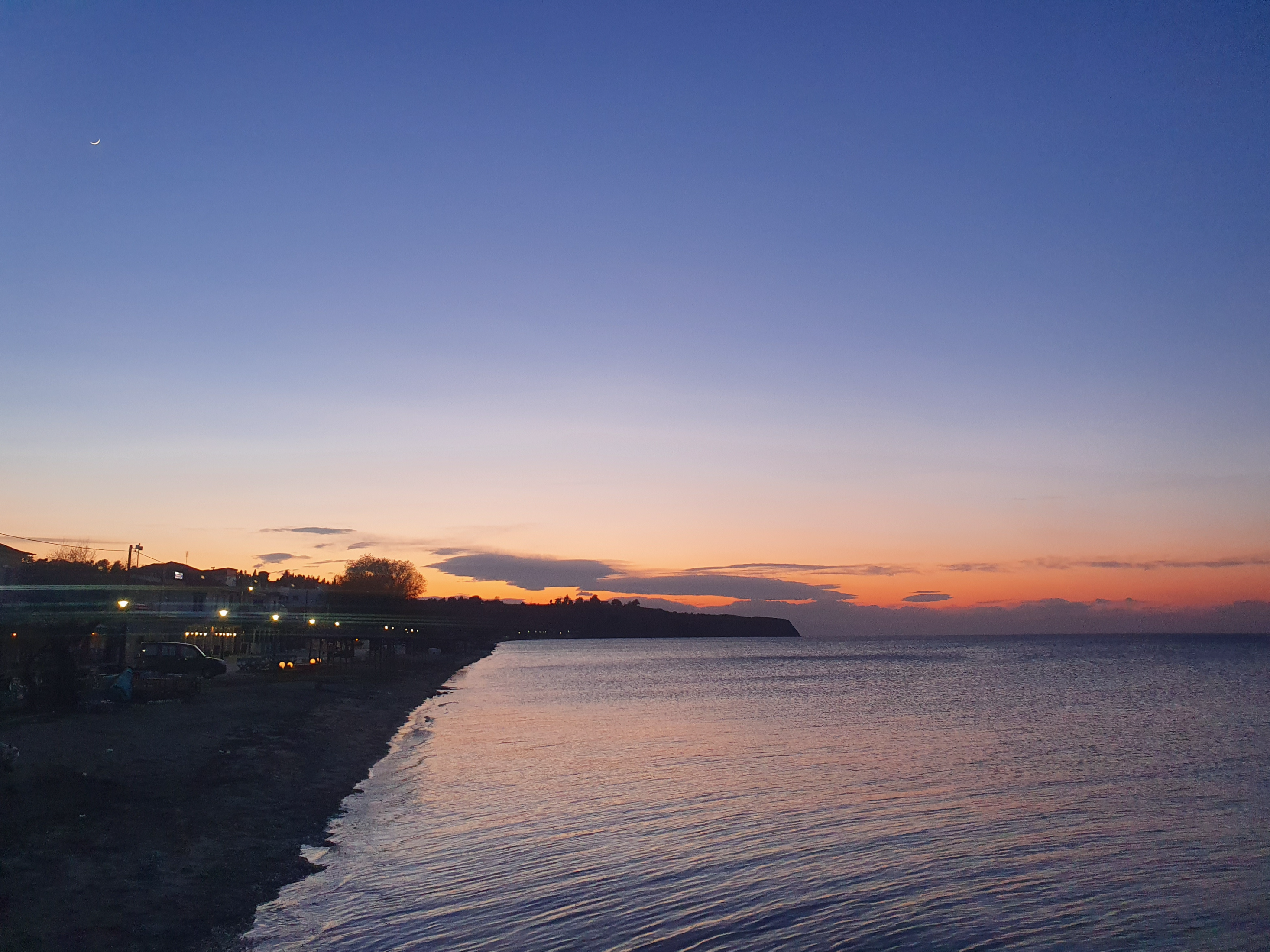 그리스 아기아 트리아다 해변 해 질 녘 달빛