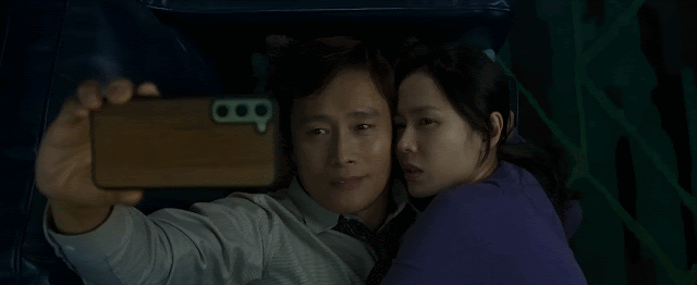 2025년 개봉한 박찬욱 감독의 영화 '어쩔수가없다'에서 이병헌의 아내로 나온 손예진