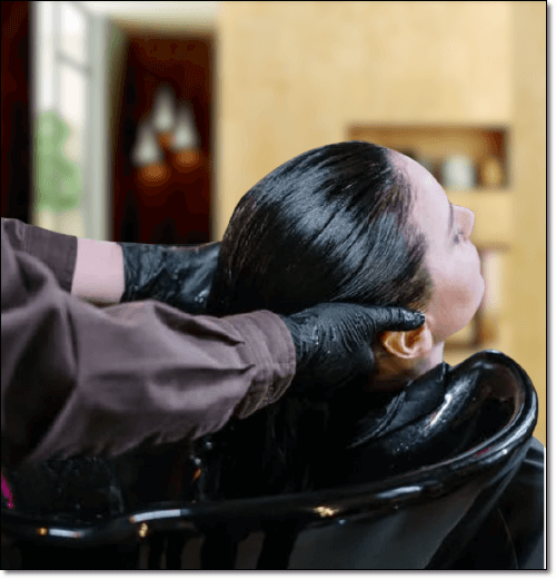 헤나 염색 하는 여성