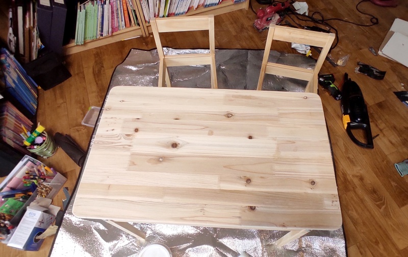 바니쉬 작업하기전 바닥에 묻지 안하게 안쓰는 돋자리를 깔아놓음