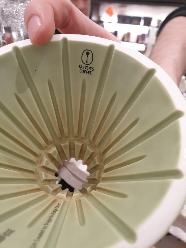 드래곤 음각 드리퍼. 추출 속도가 빠른 것으로 알려져 있다.