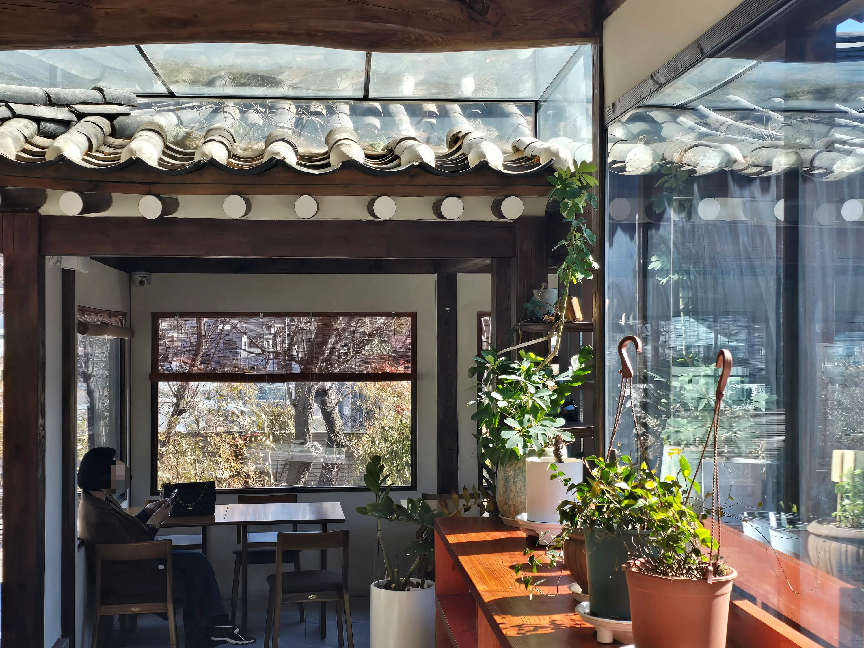 창밖으로 쏟아지는 따스한 햇살이 공간을 더욱 아늑하게 만든다.