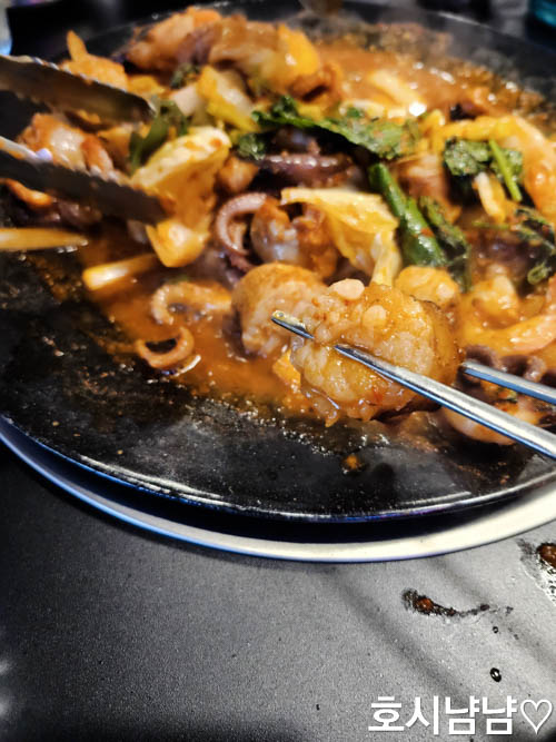 쭈꾸미도사 하남시청점 매콤하게 볶아진 쭈곱새 철판