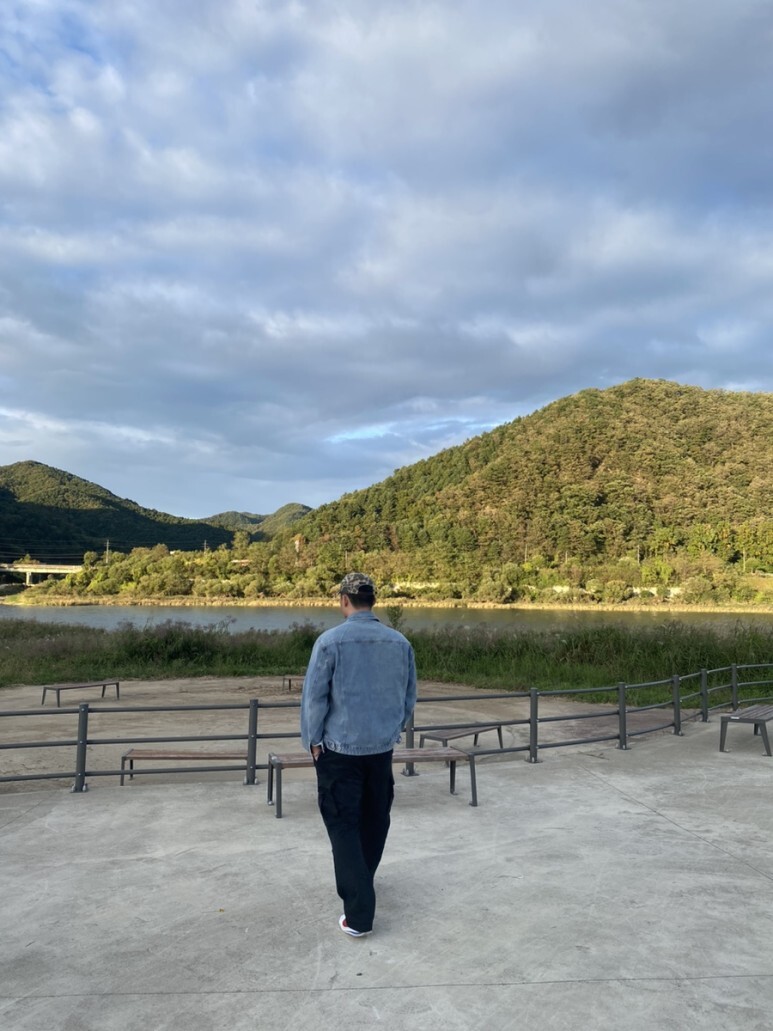 데일리룩(오뭘입) 러프킹즈 카모볼캡, 무탠다드 연청 데님 재킷, 무탠다드 카고 바지 블랙, 스투시 반팔, 나이키 코르테즈, 남자데일리룩, 남자데일리코디, 남자데일리패션