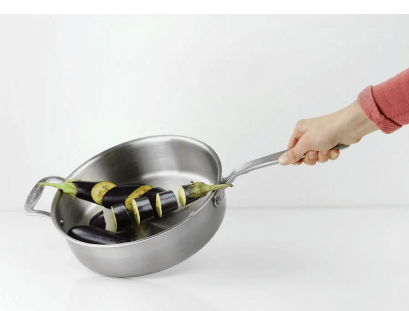 저칼로리 가지덮밥을 만들기 위한 가지 요리 중인 사진.