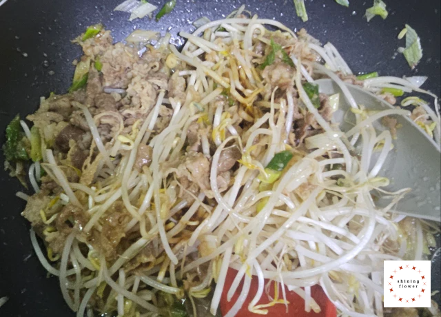 차돌박이에 숙주넣어 볶는 것