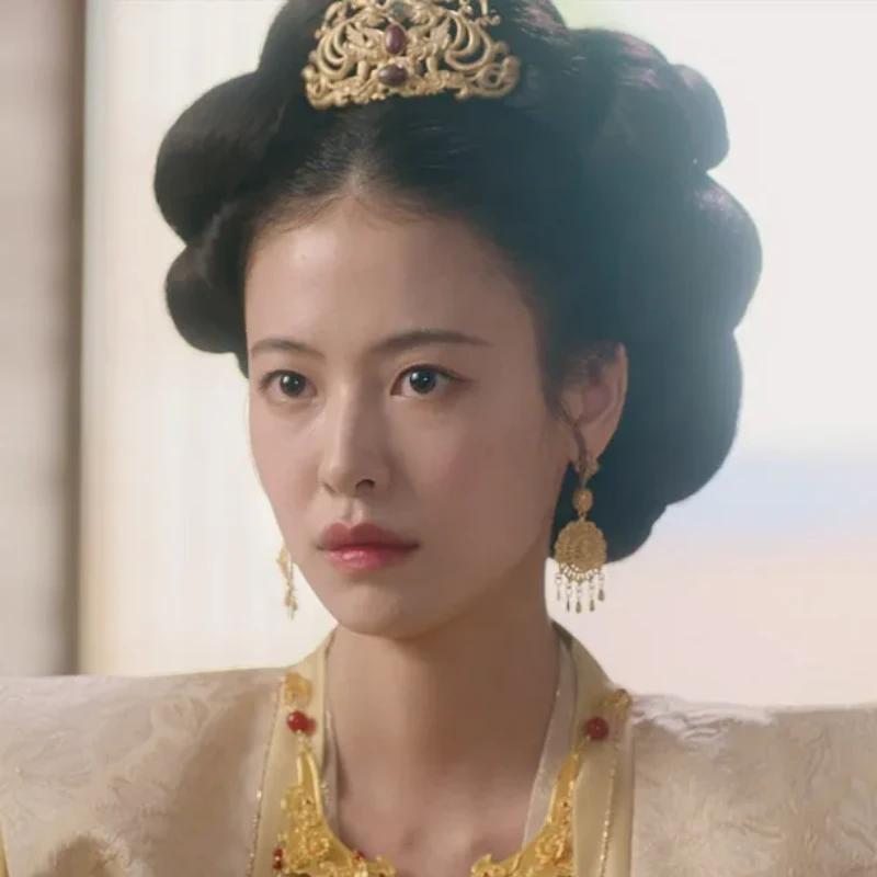 화려한 왕비 복장을 하고 환상연가에 금화를 맡은 지우