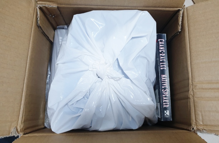 비닐 포장하여 담은 중고책 박스