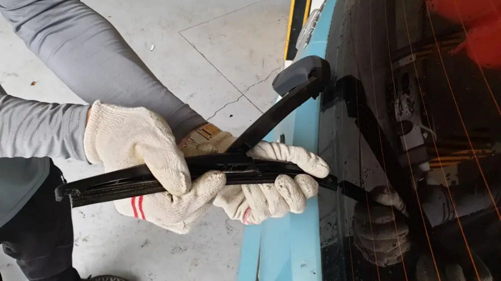 후방와이퍼 끼우는 모습