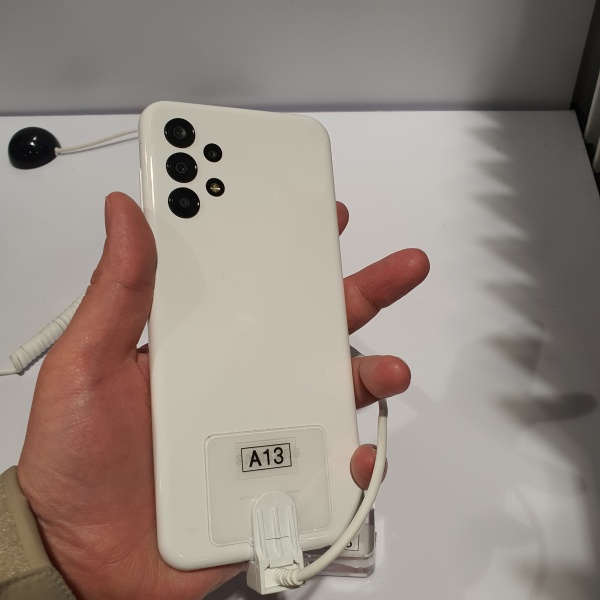 갤럭시-A13-화이트-후면