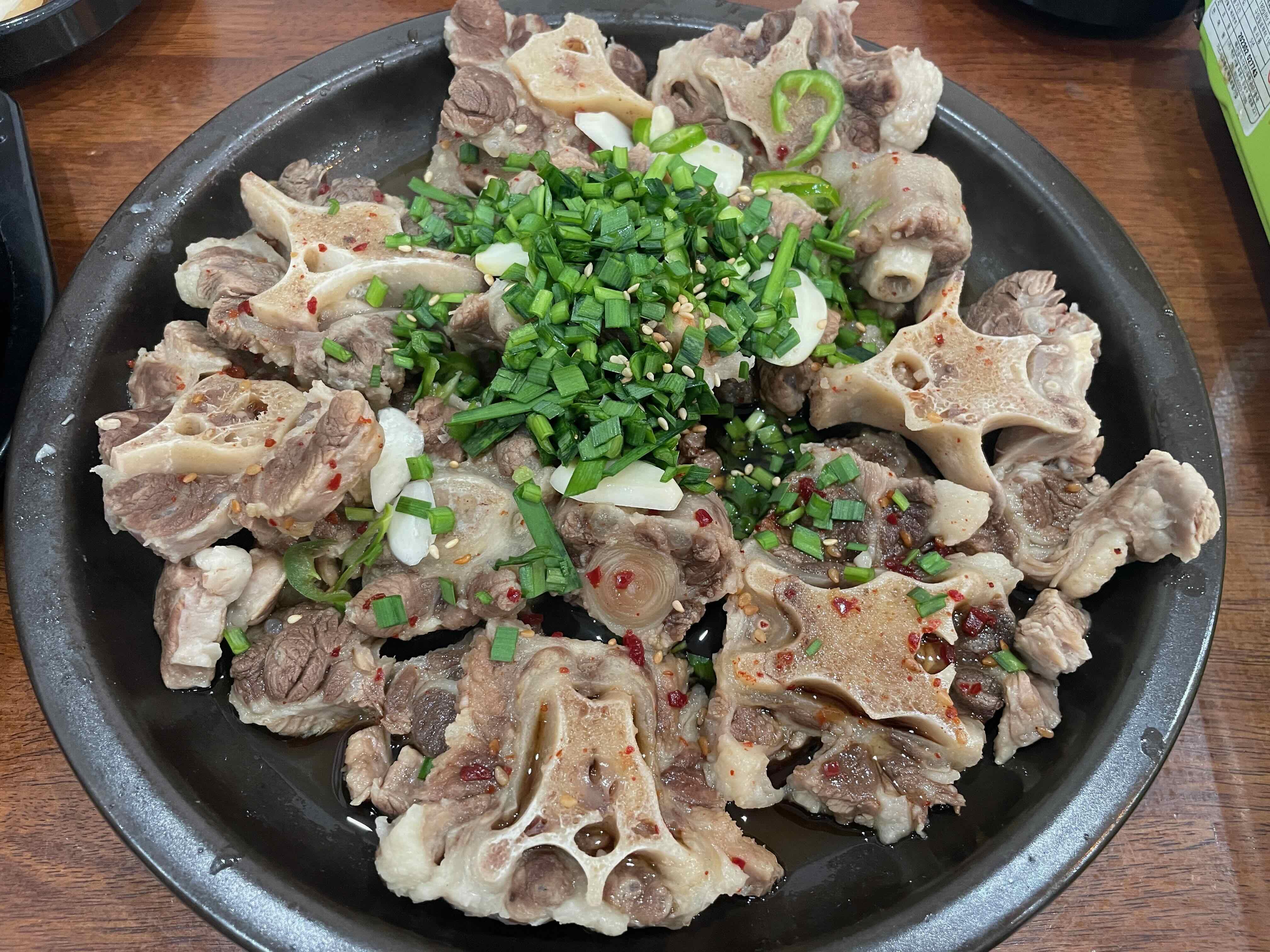 소꼬리 수육 위에 파가 올려진 모습