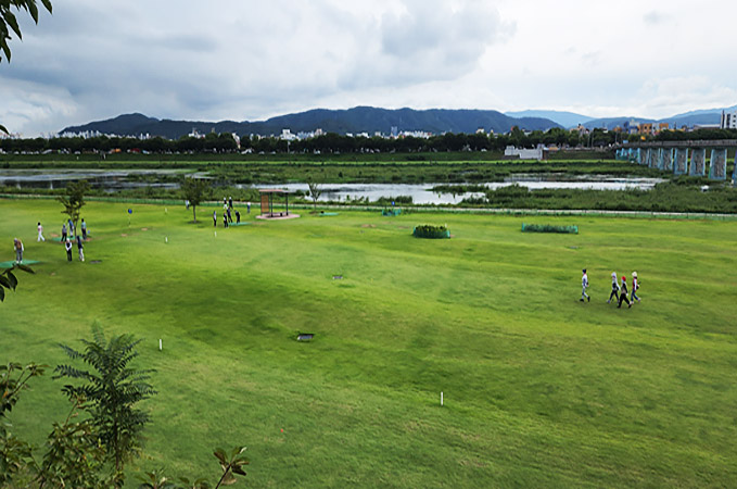 경주파크골프장 (총36홀) 경주시 석장동과 충효동 서천둔치 천변에 길게 조성