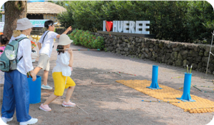 휴애리 전통놀이 중 투호던지기 놀이 이미지 출처: 휴애리 홈페이지