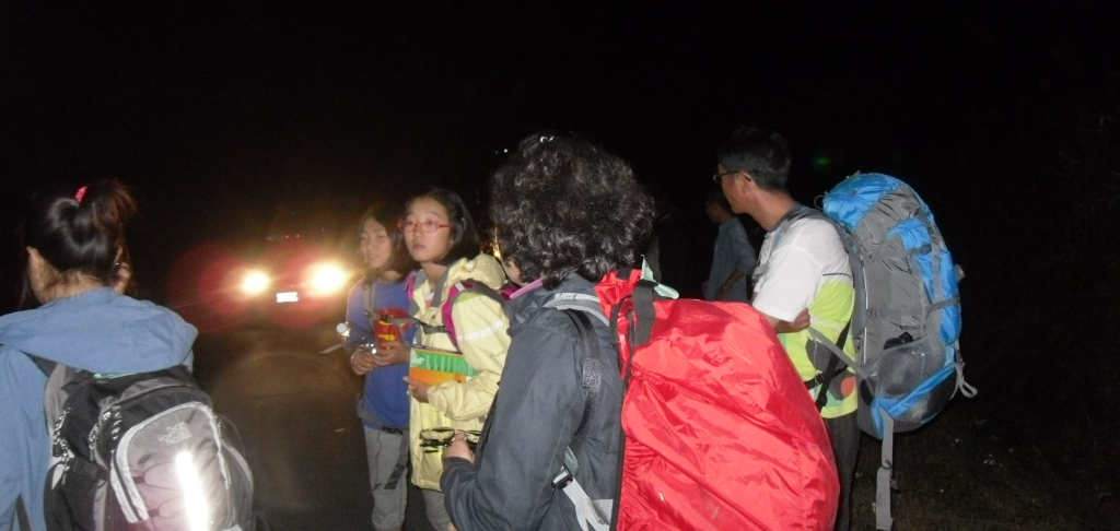 버스 고장으로 대체 버스 기다리는 중